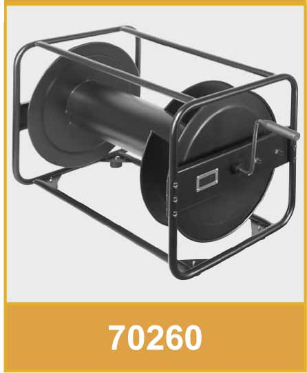 70260CARRO ENROLLA CABLE PARA MANGUERA DE 68 CmtsCarrete enrolla cable profesional. Tambor para enrollar cable, fabricado en acero, pintado en color negro, muy apropiado para mangueras de audio utilizadas para sonorización de concierto, orquestas, grupos, auditorios, teatro, espectáculos, etc.CaracterísticasCojinetes en el ejeFrenoManilla desmontableAncho 68 cmDimensiones (W x D x H): 68 cm x 45 cm x 46 cmPerímetro del tambor de cable: 48 cmDiámetro: 15 cmPeso 16 kgRelación de metros que entran en el enrolla cables en función del diámetro exterior del cable utilizado en mm:Para cable de 15 mm de diámetro exterior puede enrollar hasta 210 metrosPara cable de 18 mm de diámetro exterior puede enrollar hasta 150 metrosPara cable de 20 mm de diámetro exterior puede enrollar hasta 120 metrosPara cable de 22 mm de diámetro exterior puede enrollar hasta 100 metrosPara cable de 24 mm de diámetro exterior puede enrollar hasta 80 metrosPara cable de 26 mm de diámetro exterior puede enrollar hasta 70 metrosPara cable de 28 mm de diámetro exterior puede enrollar hasta 60 metrosPara cable de 30 mm de diámetro exterior puede enrollar hasta 52 metrosPara cable de 32 mm de diámetro exterior puede enrollar hasta 45 metros